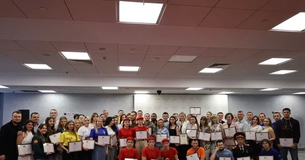 Минмолодежи ДНР в праздник вручило благодарности более сотни активистам региона