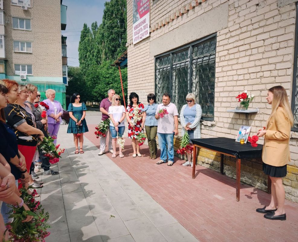 Руслан Дудников: Сегодня в городе Иловайске состоялось возложение цветов к портрету первого Главы Донецкой Народной Республики Александра Владимировича Захарченко