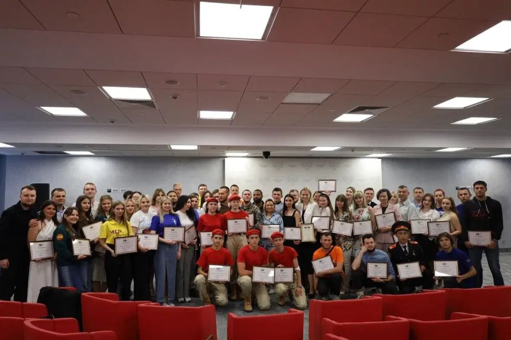 Молодежи ДНР вручили благодарности Министерства молодежной политики