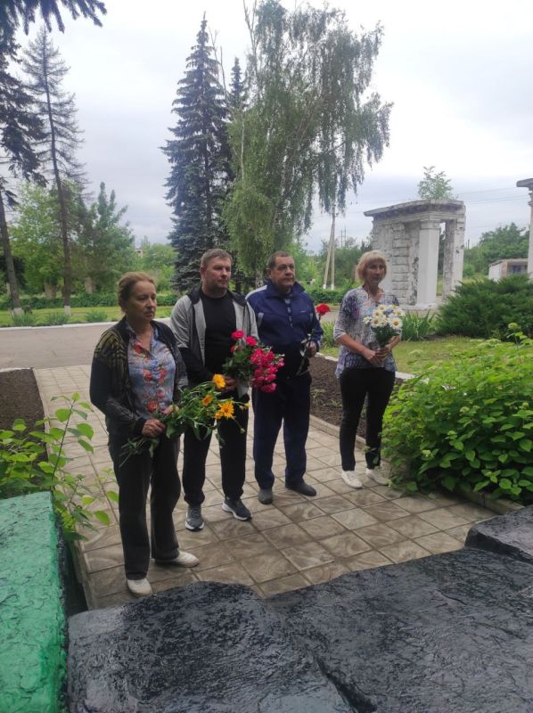 Коллектив МБУ «Дворец культуры «Юнком» администрации города Енакиево возложил цветы к братской могиле партизан и солдат