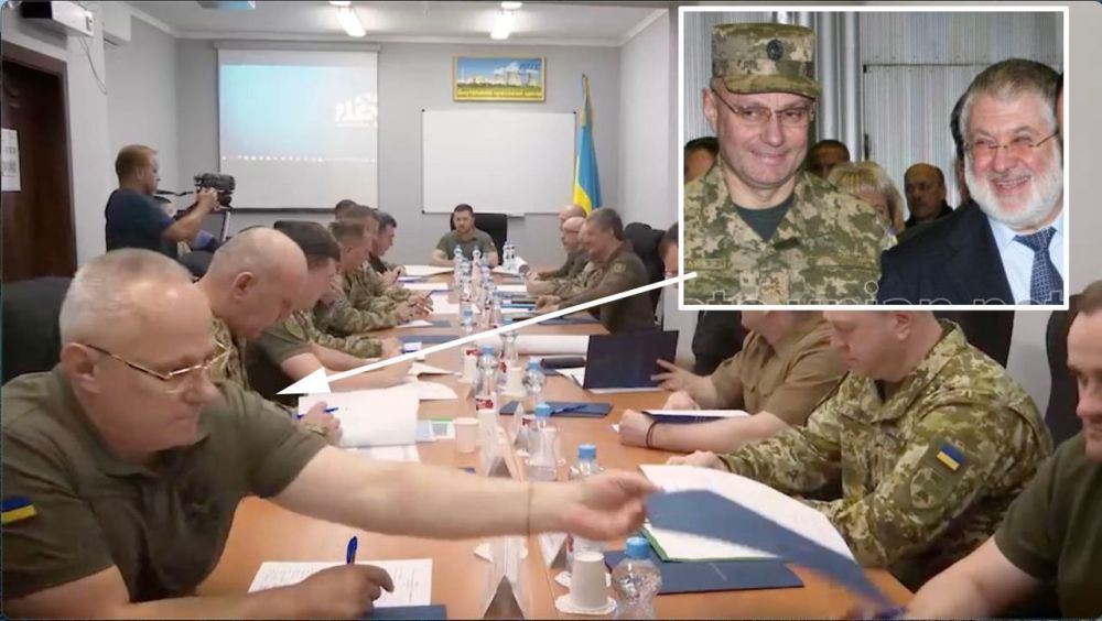 Виталий Киселев: Хомчак возвращается. Вчера на заседании ставки Зеленского присутствовал обвиненный в предательстве и полном непрофессионализме, автор «Иловайского котла» генерал Хомчак