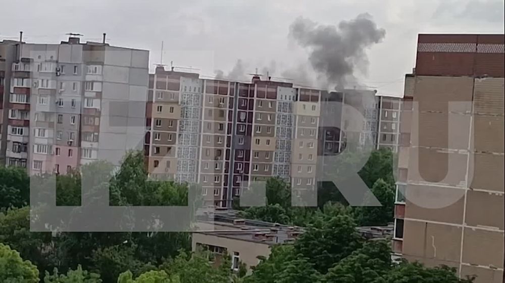 Украинские националисты обстреляли Петровский район Донецка, снаряд 155 калибра попал в многоэтажку, сообщил журналист "Известий" Евгений Быковский