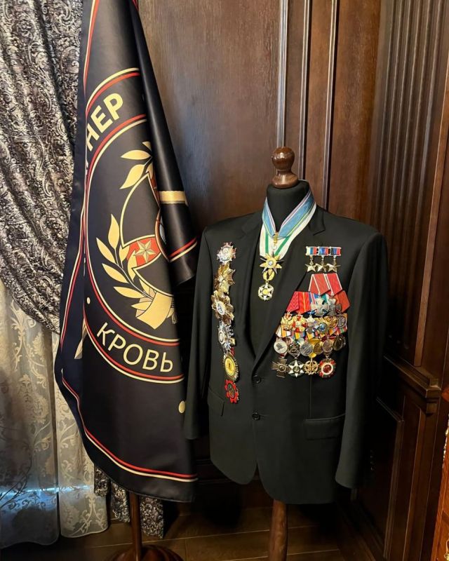 Так сказать парадный китель Евгения Пригожина, который сфотографировали у него дома в ходе обысков