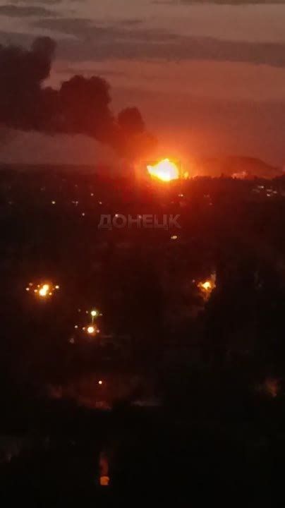 В Макеевке после обстрела ВСУ загорелась нефтебаза, сообщил мэр города Владислав Ключаров