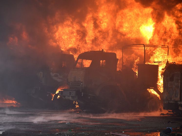 В Макеевке горит нефтебаза после обстрела из РСЗО