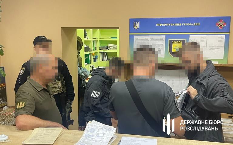 А на Украине продолжают чудить тамошние военкомы- вот что бывает, когда в руки мелким людишкам попадает значительный обьем власти над себе подобными
