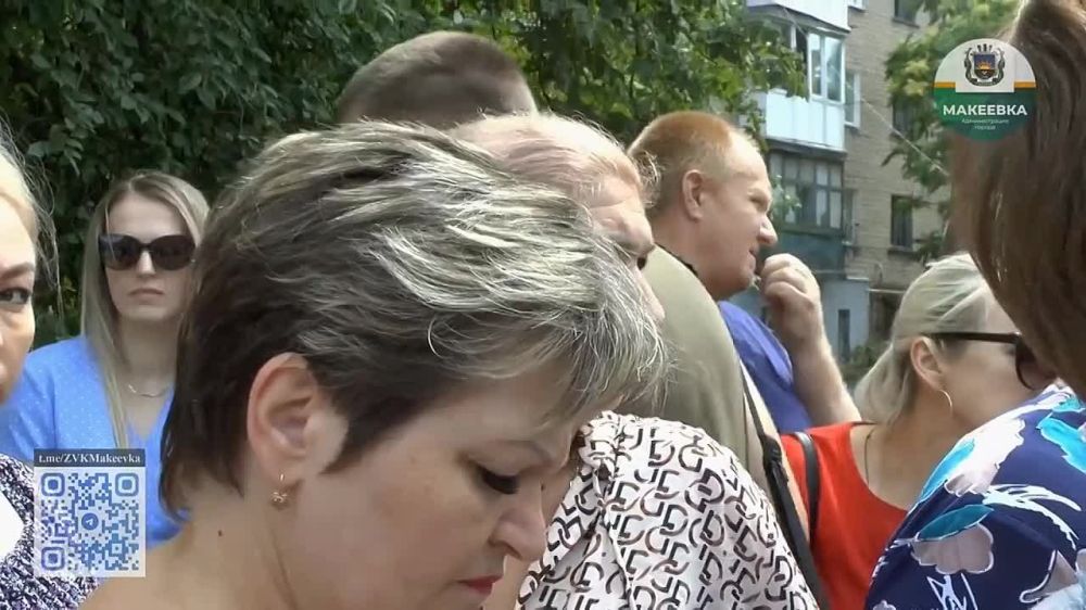 Врио Главы ДНР Денис Пушилин совместно с главой администрации города Макеевки Владиславом Ключаровым встретились с жителями повреждённых домов в Червоногвардейском районе