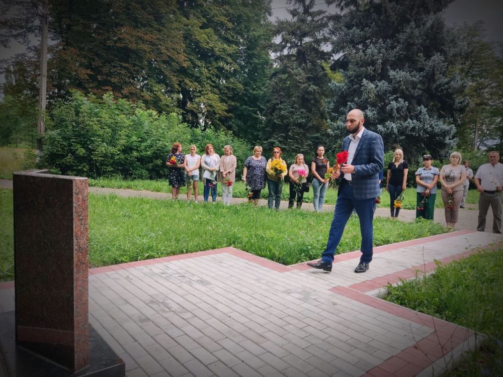 Руслан Дудников: Сегодня, 12 июля, возложил цветы к памятному постаменту по увековечиванию памяти жертв событий 2014 года, мирных жителей и защитников города Иловайска