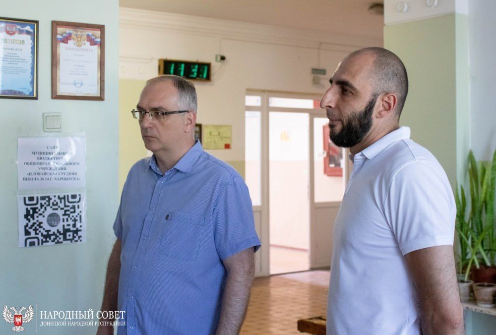 В четверг, 13 июля, в рамках проекта «Новая школа» партии «Единая Россия» Председатель Народного Совета ДНР Владимир Бидёвка посетил МБОУ «Иловайская средняя школа № 14» и оценил ход ремонтных работ