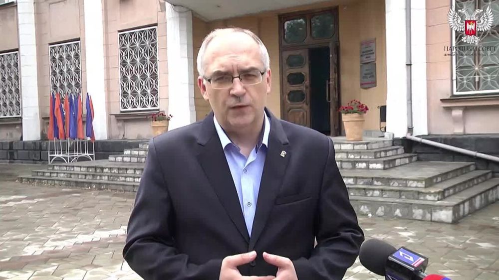 Владимир Бидёвка: Накануне Дня металлурга вместе с депутатом Владимиром Чекуном и Главой администрации города Макеевки Владиславом Ключаровым поздравили сотрудников Макеевского металлургического завода, Макеевкокса и Ясиновского коксохимического завода