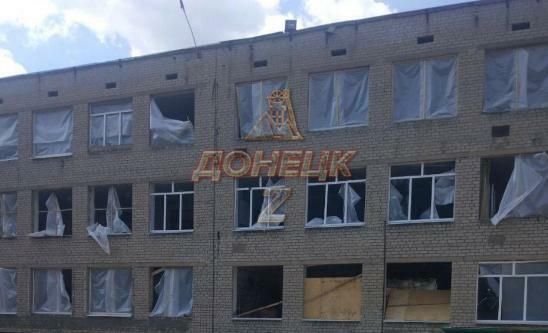 Последствия обстрела школы №43 в Макеевке