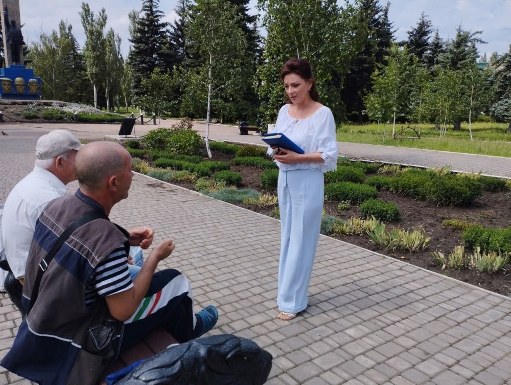 24 июля 2023 года, согласно утвержденному плану-графику, управляющий делами администрации города Юнокоммунаровска, Калениченко Оксана Евгениевна, провела сходы граждан в Мемориальном сквере «Шахтерская слава», по ул. Юбилейная, 13, по ул. Ильича, 8