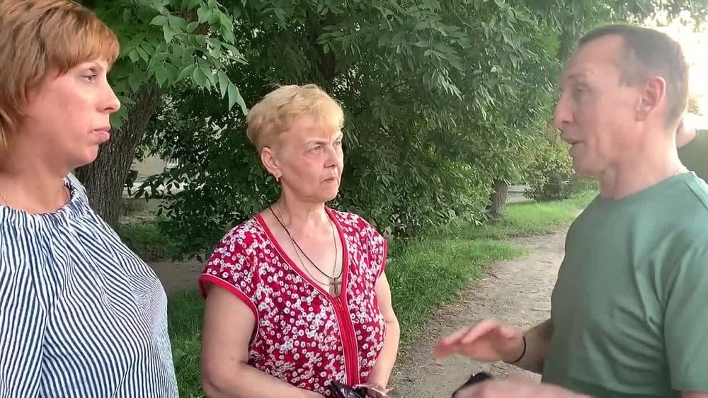 Министр строительства и ЖКХ ДНР Николай Циганов в ходе своего визита на объекты Макеевки, поврежденные во время обстрела ВСУ, пообщался местными жителями