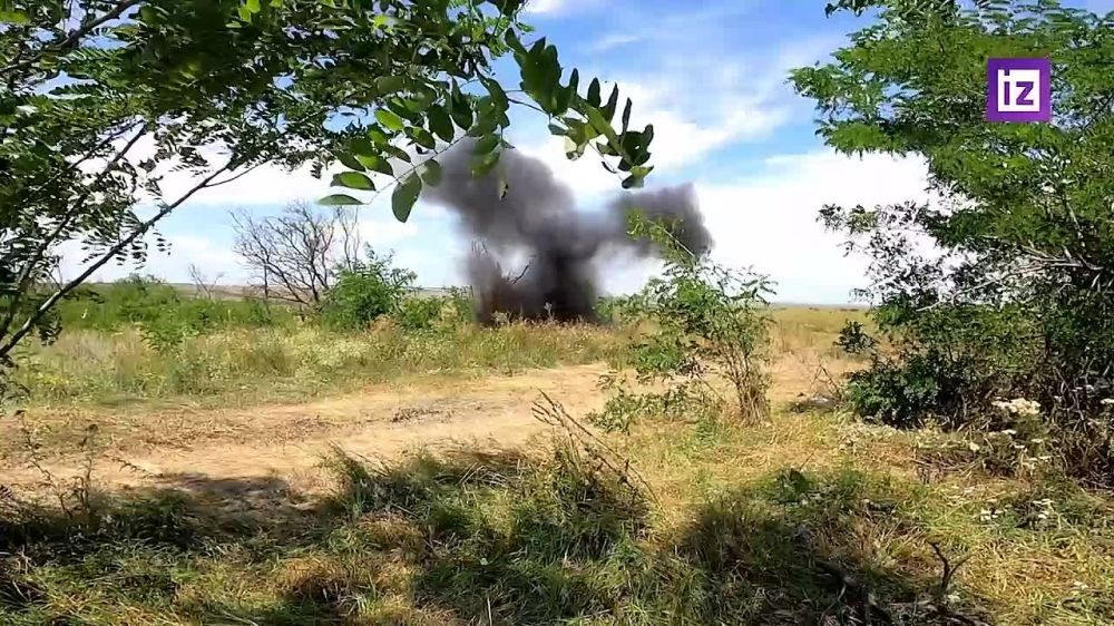 Саперы очищают социально-значимые объекты и сельхозугодия от мин украинских боевиков в ДНР