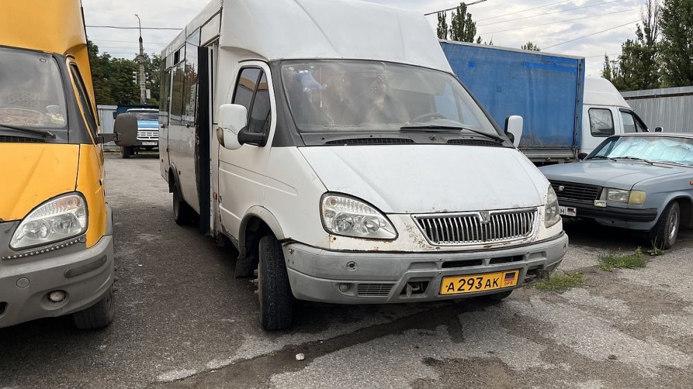 Осколками пробило два колеса и радиатор: Водитель рейсового автобуса Ясиноватая-Макеевка сумел вывезти людей из-под обстрела