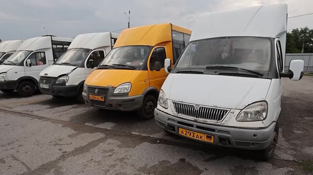 Автобус, следовавший из Макеевки в Ясиноватую в ДНР, поврежден из-за обстрела кассетными боеприпасами со стороны ВСУ, сообщил в Telegram-канале глава администрации Макеевки Владислав Ключаров