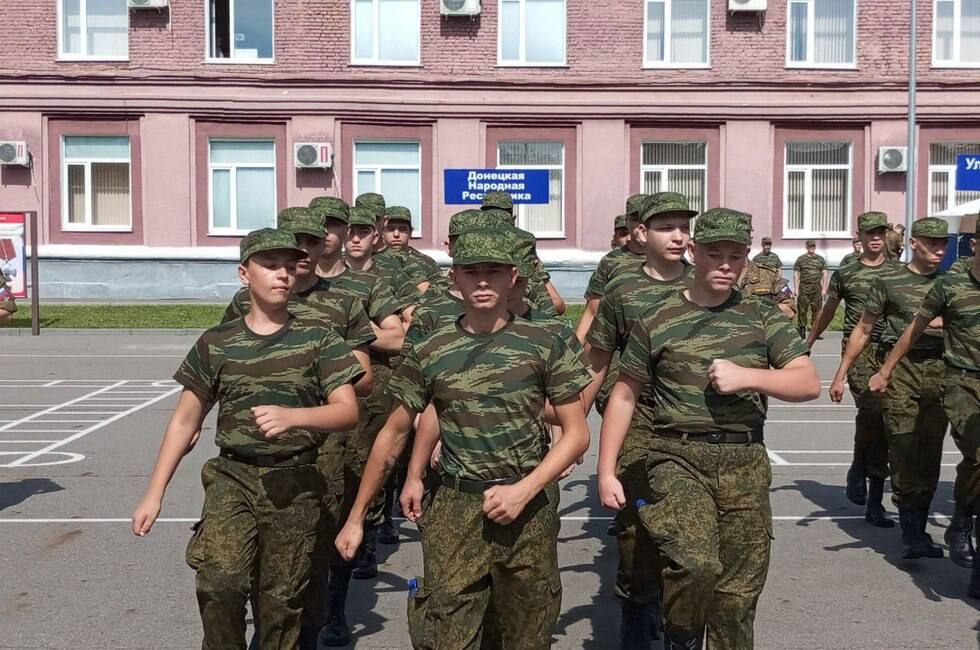 ДНР, Запорожская область. Юнармейцы из ДНР отправились в Пензу на военно-патриотические сборы «Гвардеец» Сборы «Гвардеец» продляться до 17 августа, они проходят на базе Пензенского артиллерийского инженерного института