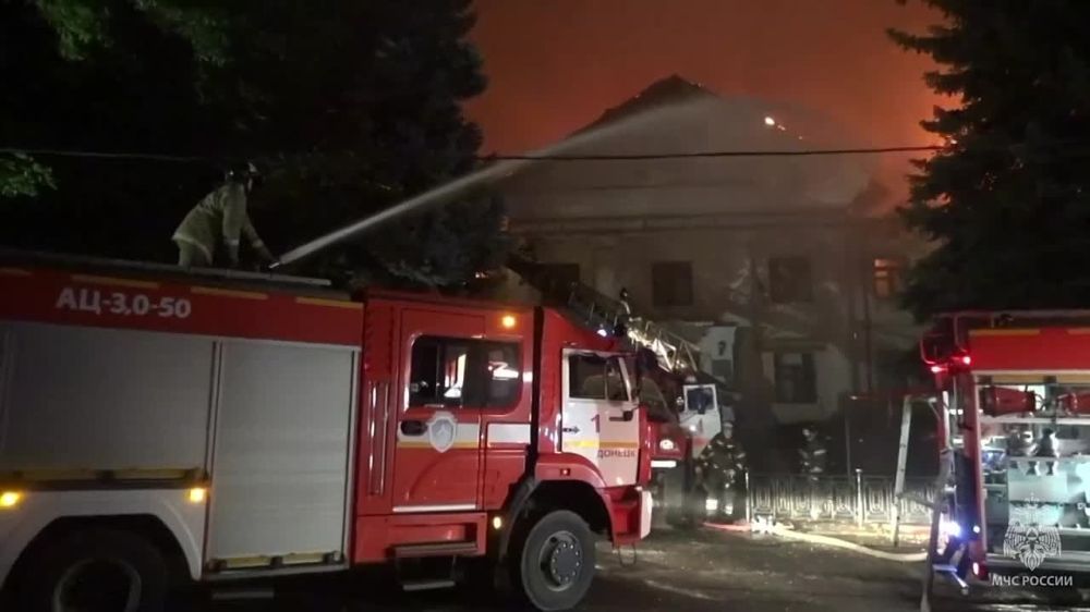 Огнеборцы МЧС России ликвидируют крупный пожар в ДНР. Пламя охватило двухэтажное здание - Донецкий национальный университет экономики и торговли им. М