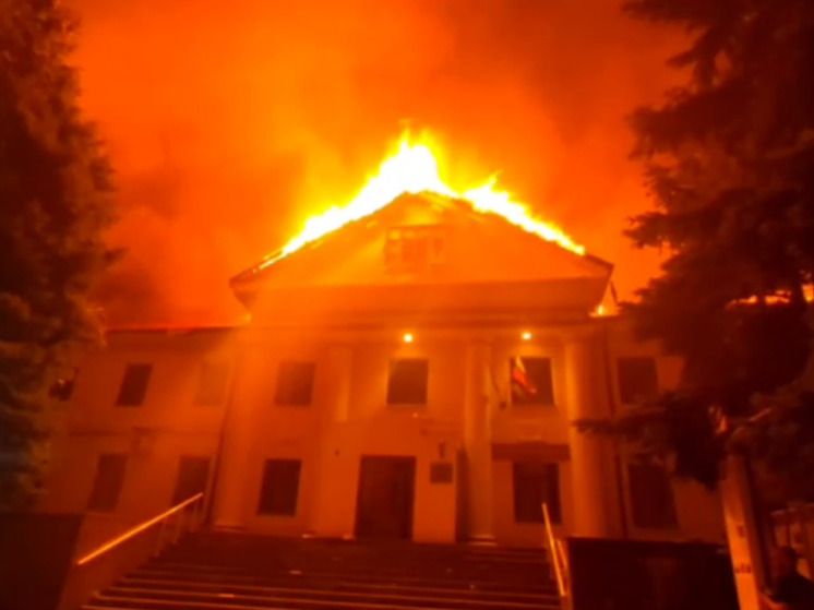 В Донецке пожарные продолжают тушить загоревшийся после обстрела ВСУ корпус университета