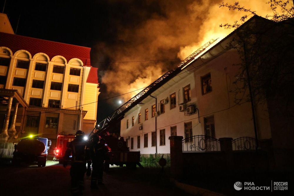 Пожарные потушили пожар в Донецком университете после обстрела ВСУ