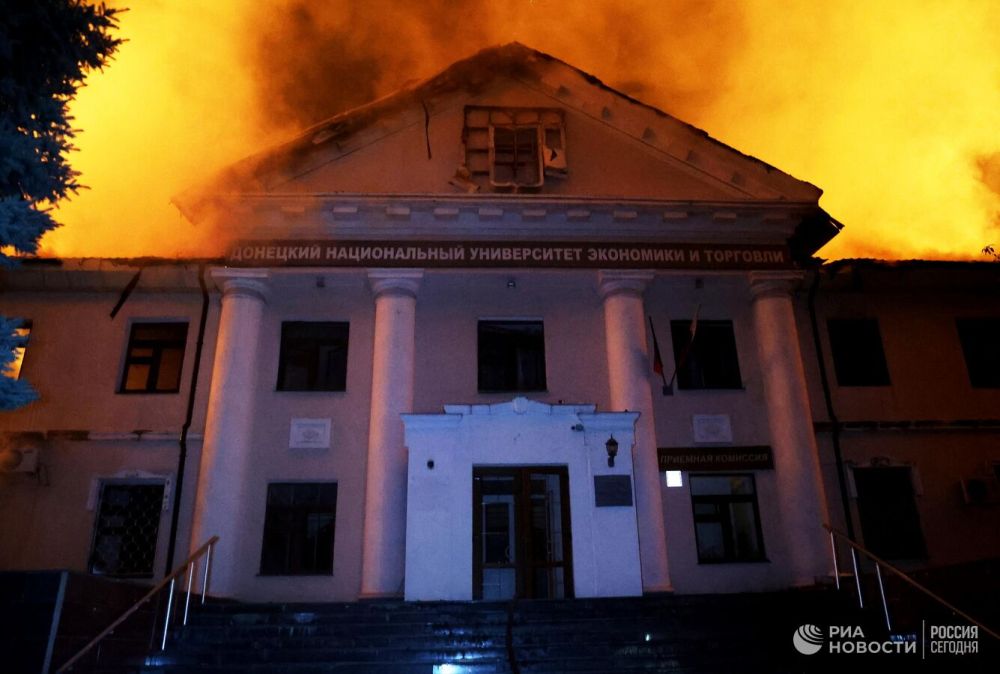 Спасатели продолжают тушить пожар в Донецке после обстрела ВСУ