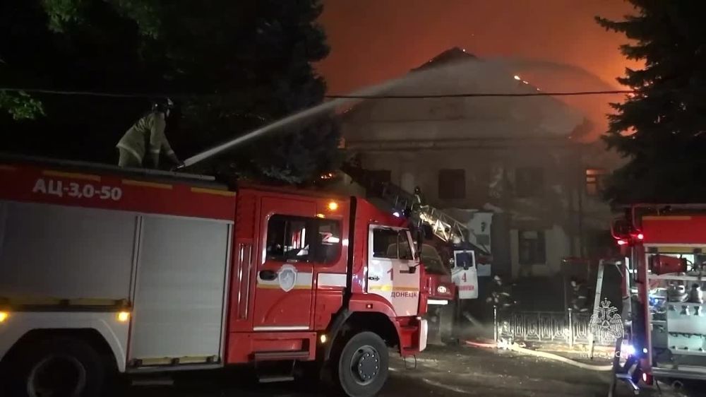 Кадры ликвидации пожара в здании первого корпуса Донецкого национального университета экономики и торговли им. М