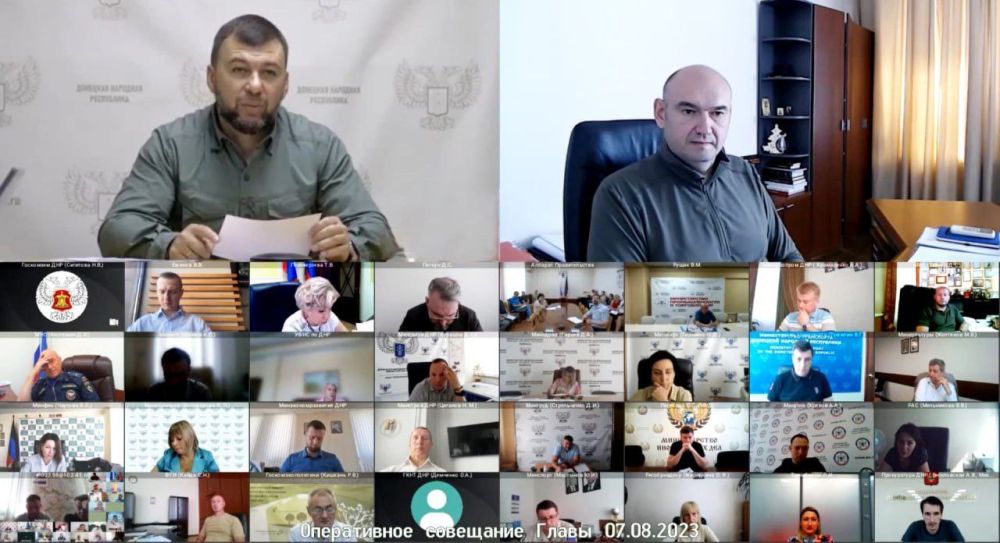 Денис Пушилин: Восстановление жилья, работу горячих линий, вывоз мусора и другие вопросы обсуждали на оперативном совещании с Председателем Правительства ДНР Евгением Солнцевым, руководителями органов исполнительной власти, главами городов и районов