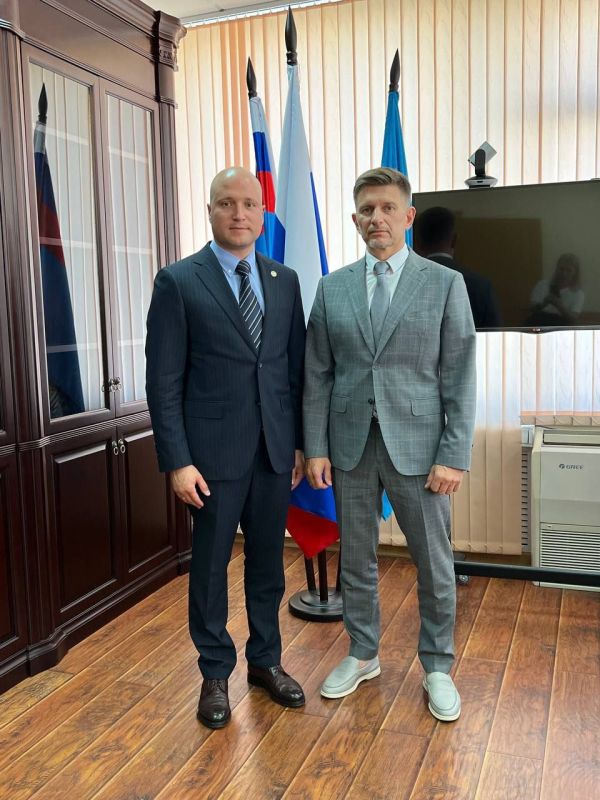 Сегодня в рамках рабочей поездки в Москву Министр транспорта ДНР Владимир Тужилин встретился с Генеральным директором ФБУ «Росавтотранс» Сергеем Карповым