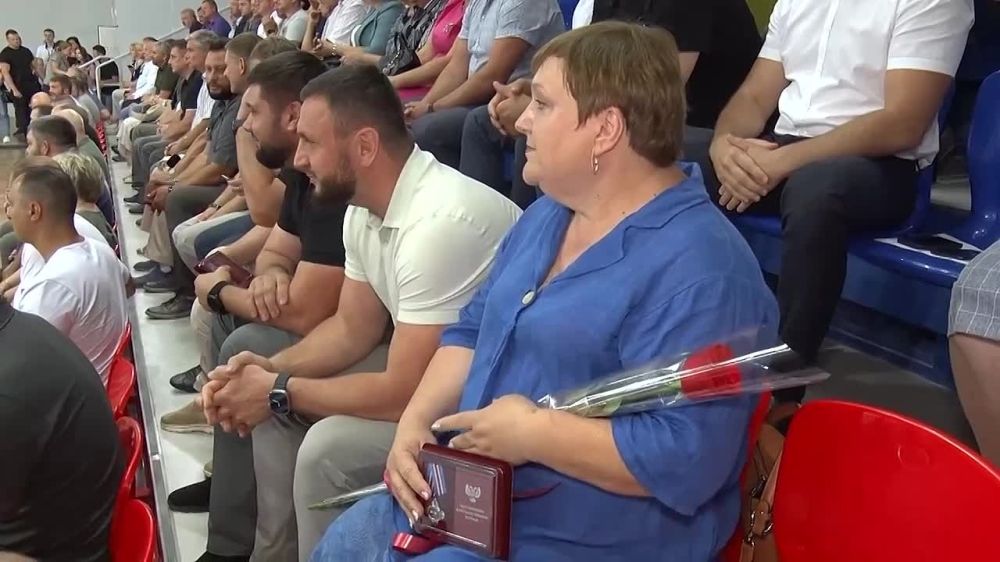 Выражают благодарность и желают дальнейшего процветания специалистам стройотрасли заместитель Председателя Государственной Думы Шолбан Кара-оол, врио ДНР Денис Пушилин, глава Республики Чувашия Олег Николаев, глава КЧР Рашид Темрезов