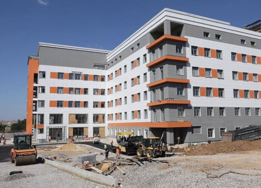 Гендиректор "Единого заказчика" Карен Оганесян проверил ход строительства и восстановления объектов в Донецке и Макеевке