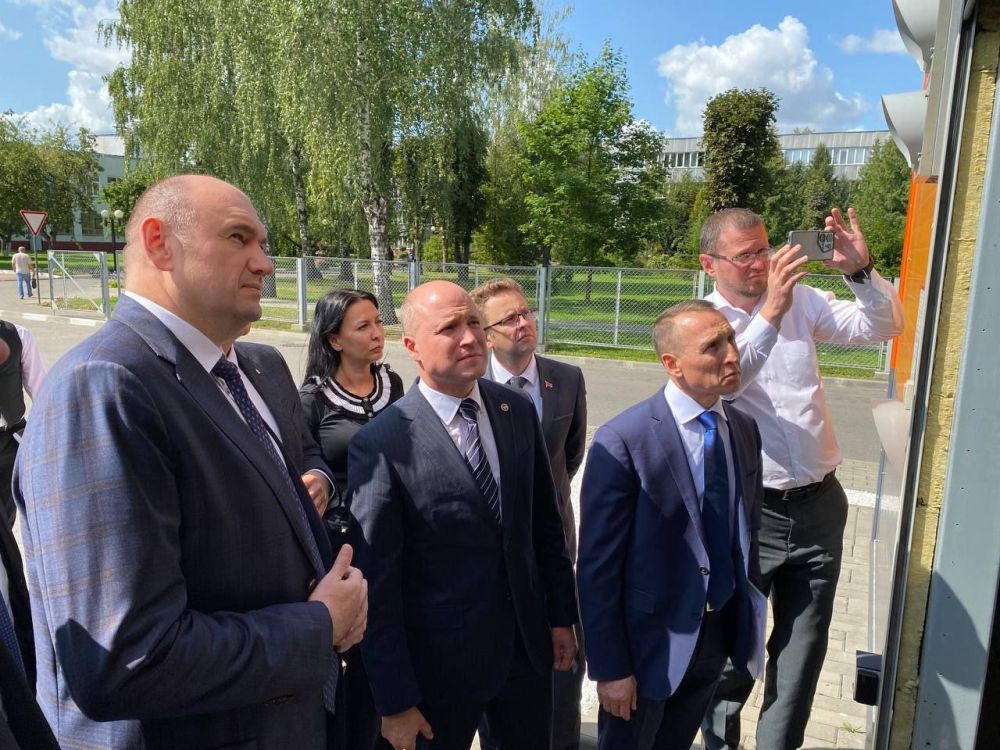 Владимир Тужилин в составе делегации ДНР осмотрел производственные мощности Могилевского лифтостроительного завода