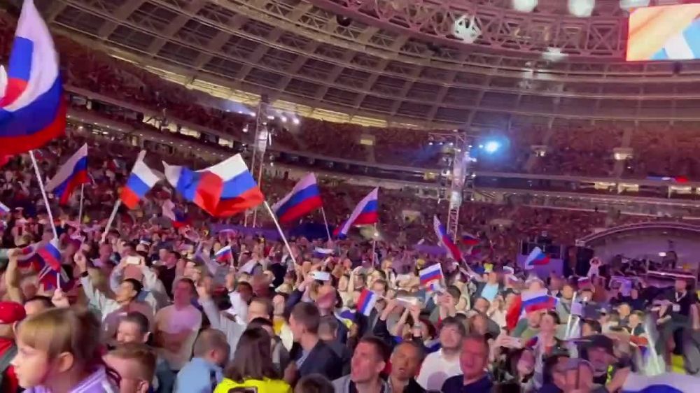 Гимн России в Лужниках пели всем стадионом
