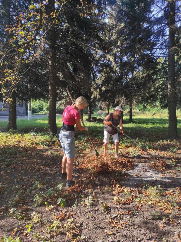 По распоряжению главы администрации города Енакиево от 15.08.2023 г. № 473 «О проведении общегородских субботников» сегодня, 25 августа, в городе Юнокоммунаровске состоялся общегородской субботник