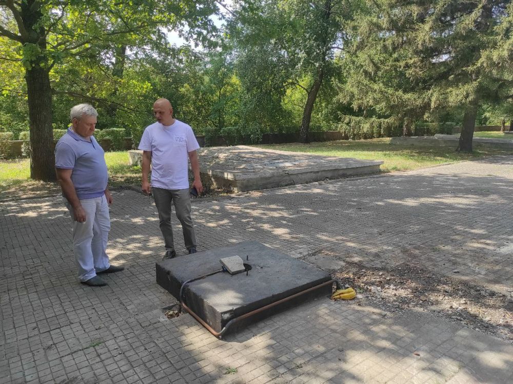 Глава администрации Старобешевского района Николай Михайлов побывал на Братской могиле советских военнопленных в городе Комсомольское