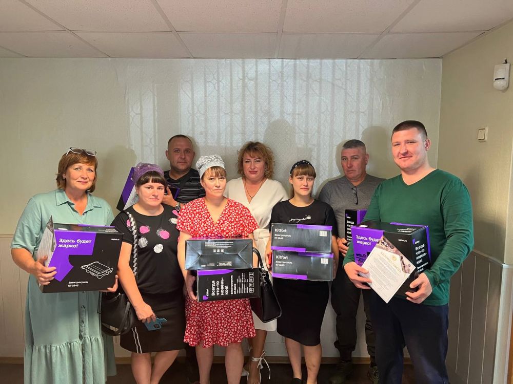 Чествование шахтеров. Сегодня, 25 августа, в общественной приемной партии "Единая Россия" г. Снежное в преддверии Дня Шахтёра работников угольной промышленности поздравили с профессиональным праздником