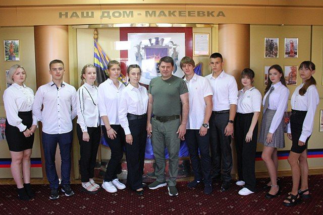В рамках проекта «ГосСтарт.Доброслужащий» отдел по вопросам молодёжной политики администрации города Макеевки организовал для обучающихся МБОУ Лицей № 2 «Престиж» экскурсию по зданию администрации города