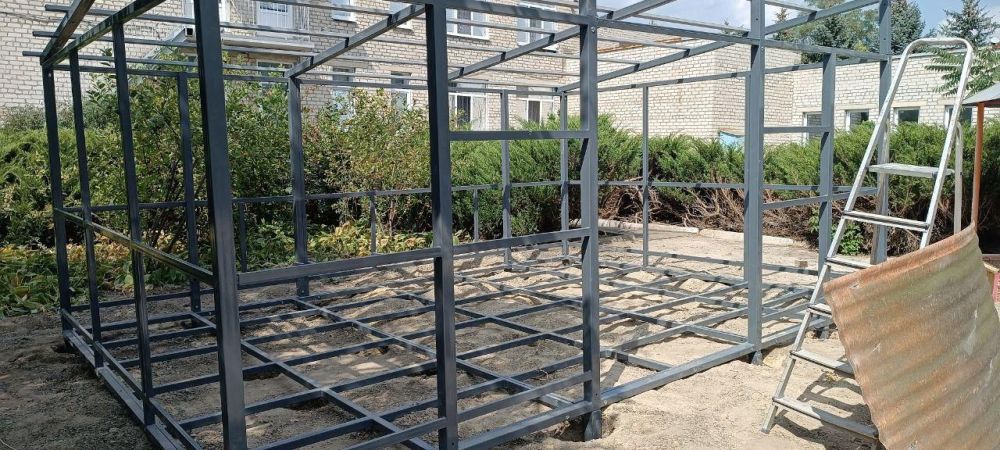 Николай Михайлов: На территории детского сада в Старобешевском районе регион-шеф начал установку беседок