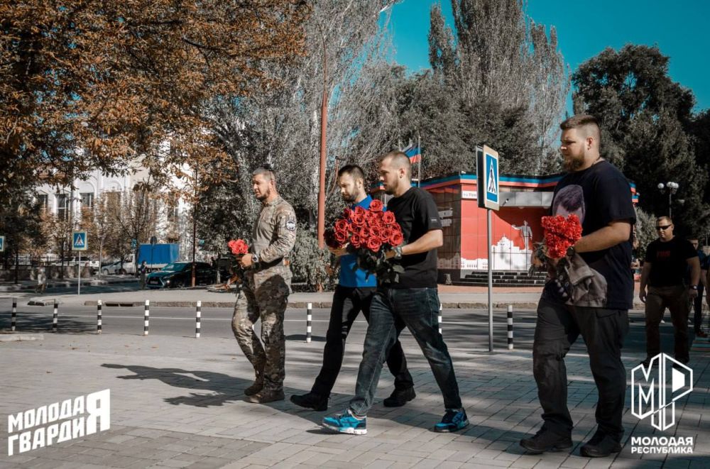 Батя, помним. В день гибели Александра Захарченко молодежь почтила память первого Главы Республики