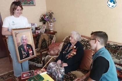 Волонтеры Победы подарили ветерану из ДНР ее портрет, написанный на Таврида.АРТ