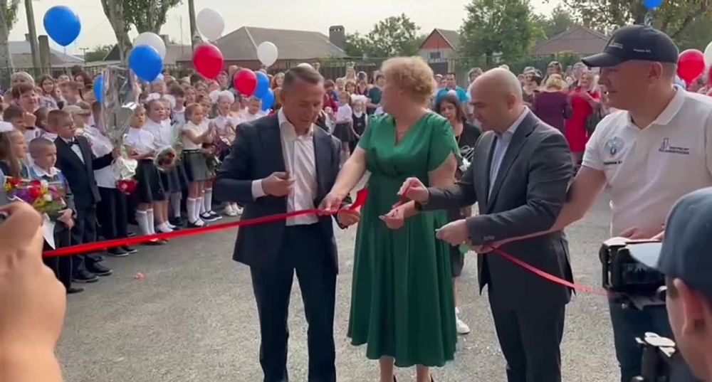 Министр строительства и жилищно-коммунального хозяйства Донецкой Народной Республики Николай Циганов в рамках Дня знаний, который прошел в большей части учебных заведений Республики, посетил торжественные линейки в школах № 28 и № 59 города Мариуполя