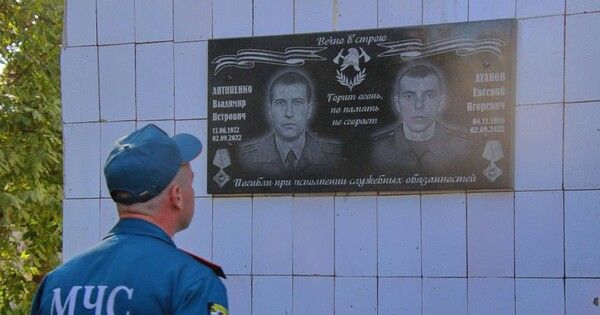 В Макеевке увековечили имена погибших под обстрелом спасателей