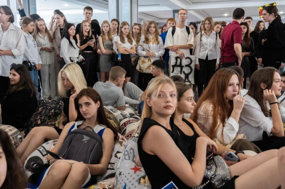 Кирилл Макаров провел встречу со студенческим СМИ. Молодежный медиацентр «КУБ» — это творческий студенческий коллектив медийщиков, которые учатся создавать востребованный, интересный и важный контент для жителей Донбасса