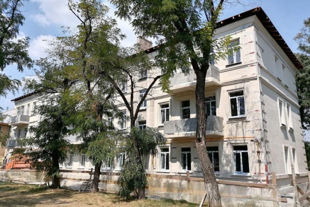 Сочинские строители продолжают восстанавливать жилые дома и социальные объекты в Мариуполе