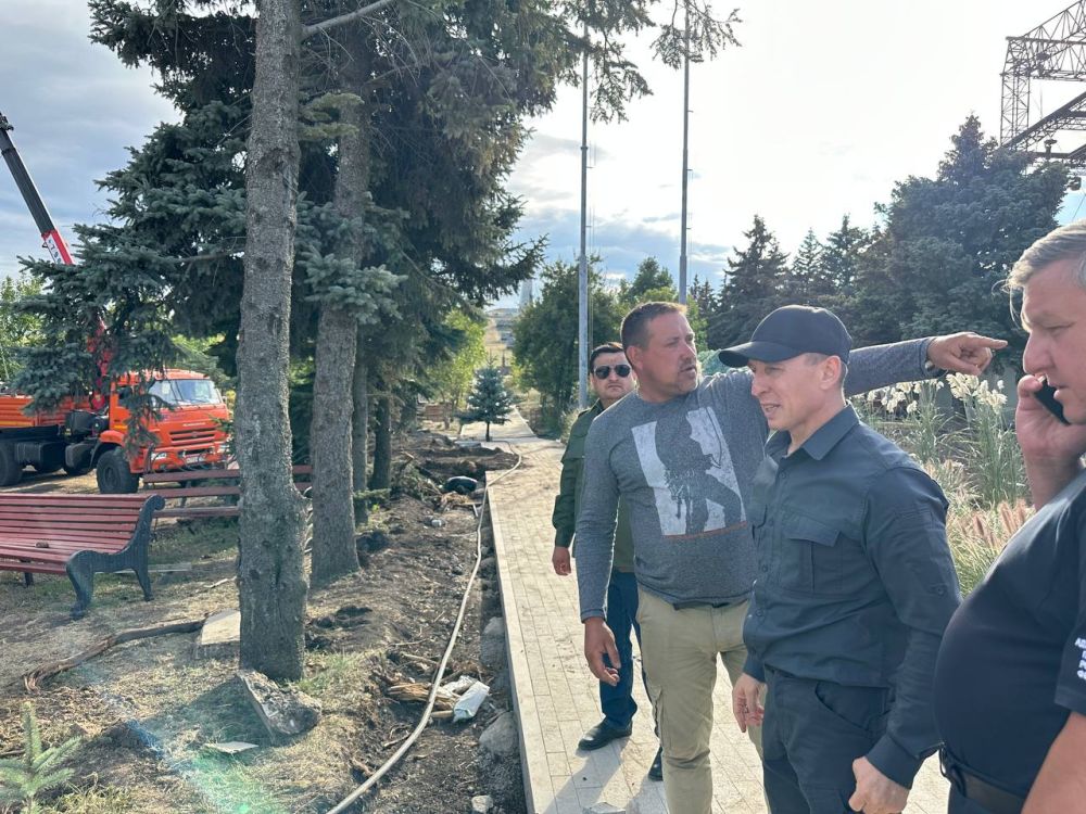 Министр строительства и ЖКХ ДНР Николай Циганов совместно с замначальника Управления Президента РФ по общественным проектам Николаем Овсиенко проинспектировали ход работ на мемориальном комплексе «Саур-Могила»