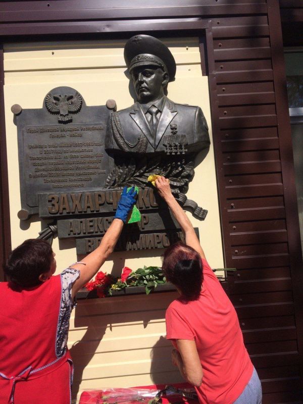 ������� ������: �������, � ������ ����������� "������ ����" �� ���������� ������������ ������ �. ������� ������ ����� "�������� �������� �����" ����������� 80-� ��������� ��� ������������ �������� �� �������-���������� �����������