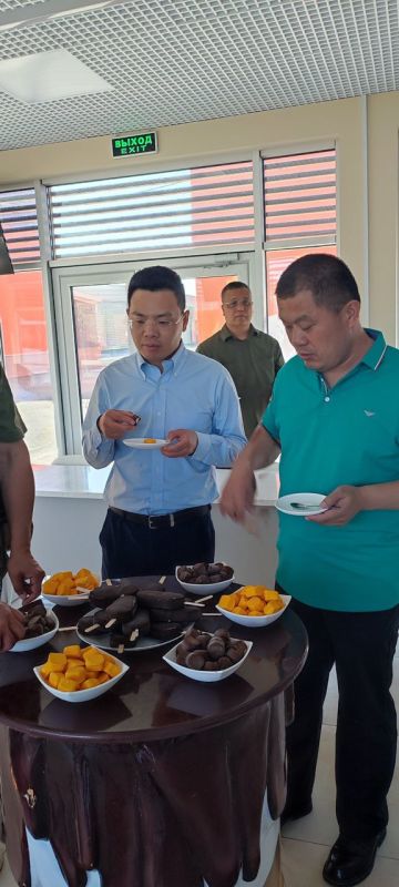 Китайские блогеры побывали на Крымской фабрике мороженого