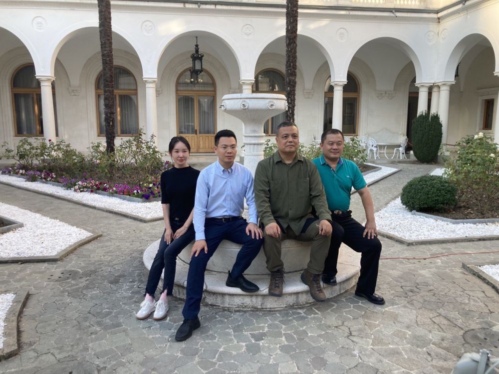 Сегодня вечером делегация китайских блогеров, приехавшая в Россию по приглашению редакции Украина.ру, посетила Ливадийский дворец и ознакомилась с экспозицией, посвящённой Ялтинской конференции 1945 года