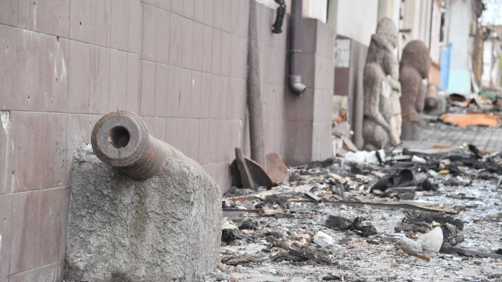 Оперная певица из Китая исполнила "Катюшу" на руинах театра в Мариуполе