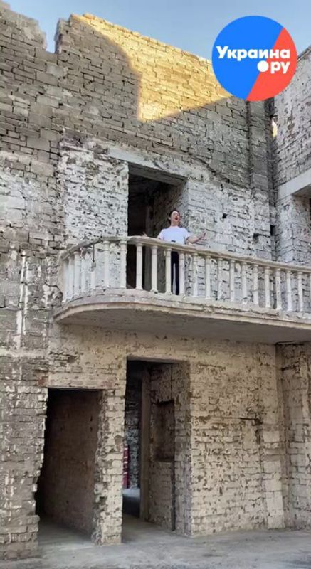 Ролик с китайской певицей Ван Фан, поющей «Катюшу» на балконе Мариупольского театра, в самом Китае и других странах мира на местных мобильных платформах посмотрели уже более 4 миллионов зрителей