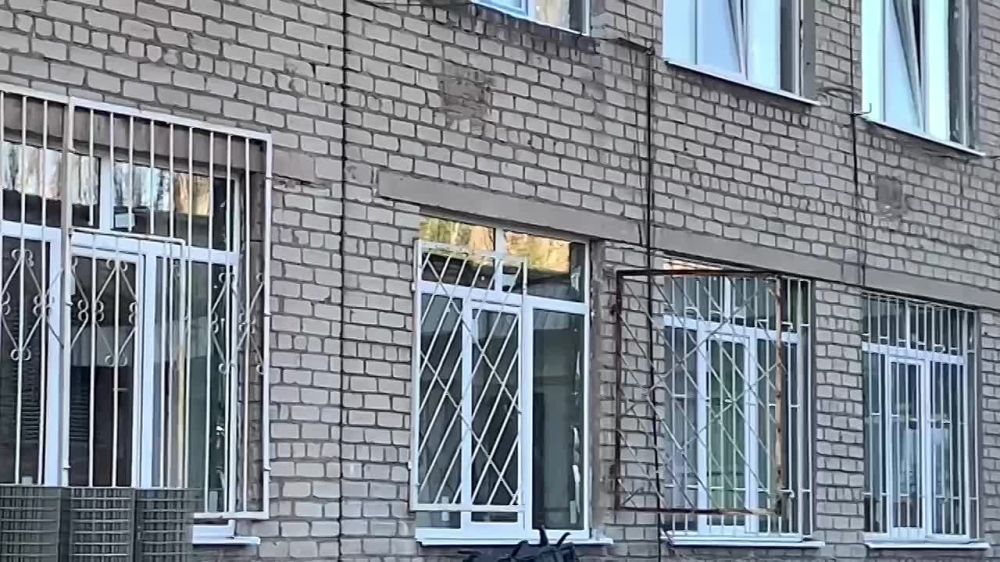 На школе № 8 подрядчик устанавливает новые окна